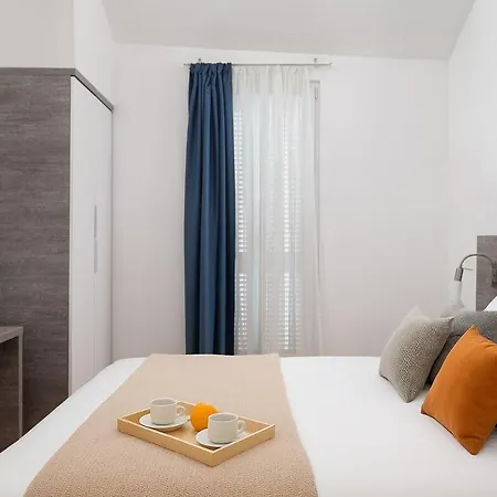 Sunny With Private Access Apartment *