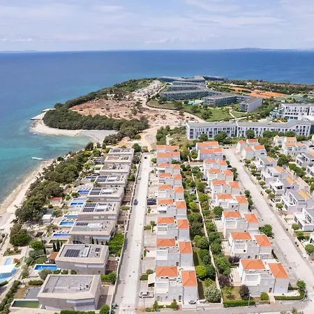 Sunny With Private Access Apartment Petrcane
