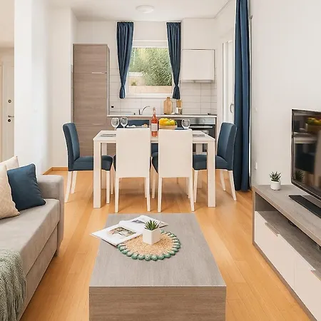 Sunny With Private Access Apartment *