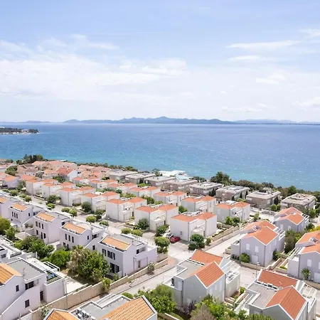 Sunny With Private Access Apartment